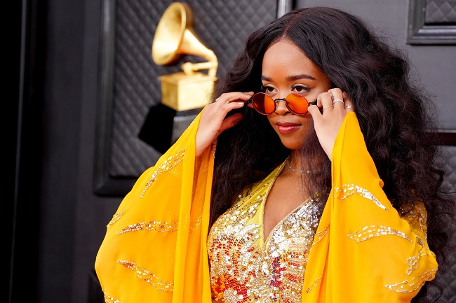H.E.R. 2022 Grammys Outfit was Inspired by Aretha Franklin
